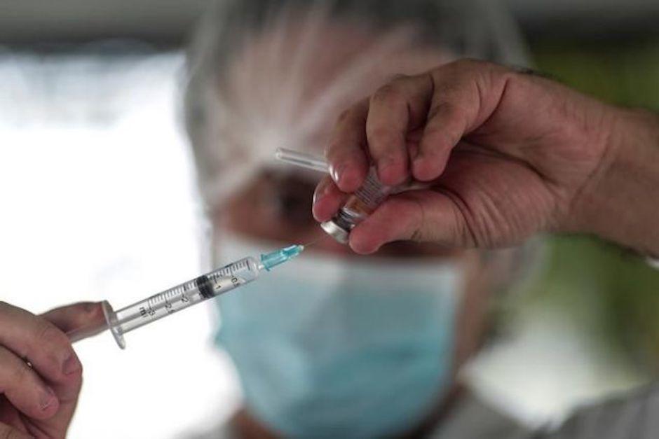 Una enfermera se contagió de Covid-19 días antes de recibir la segunda vacuna. (Foto:&nbsp;Yahoo)