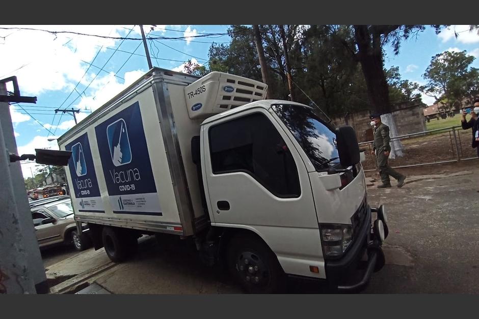 El camión arribó a la Fuerza Aérea Guatemalteca para trasladar las vacunas. (Foto: Wilder López/Soy502)&nbsp;