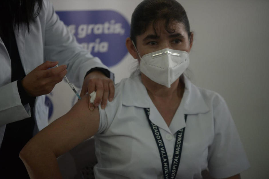 La enfermera María Guevara González se convirtió en la primera persona en recibir una vacuna contra el Covid-19 en Guatemala. (Foto: Wilder López/Soy502)