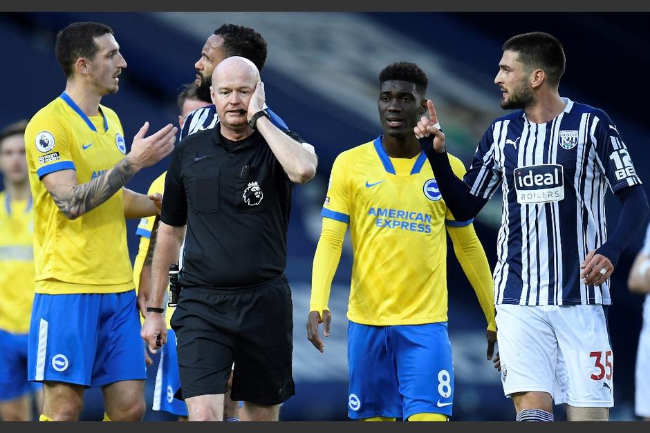 El árbitro Lee Manson generó confusión en el partido entre el West Bromwich y el Brighton, en la Premier League de Inglaterra. (Foto: AFP)