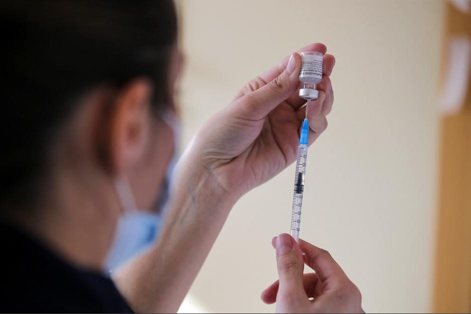 El Salvador ha acelerado la vacunación de su población y más de dos millones de personas ya cuentan al menos con una dosis. (Foto: AFP)