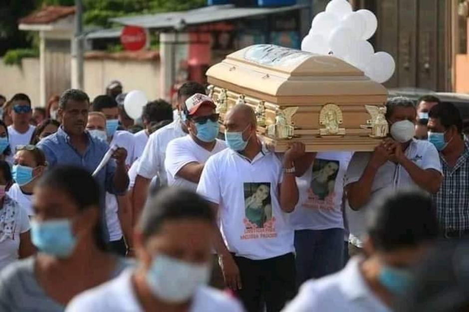 Familiares y amigos le dieron el último adiós a Melissa Palacios, una joven que desapareció y fue encontrada sin vida en Zacapa. (Foto: Visor GT Suroriente)