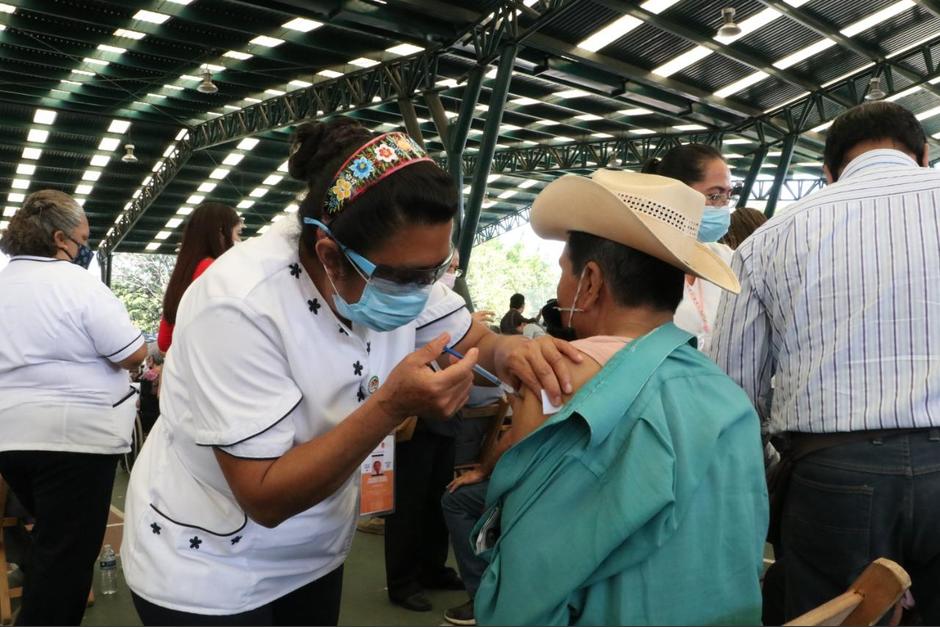 Cientos de guatemaltecos viajan a México para poder vacunarse. (Foto: Secretaría de Salud)&nbsp;