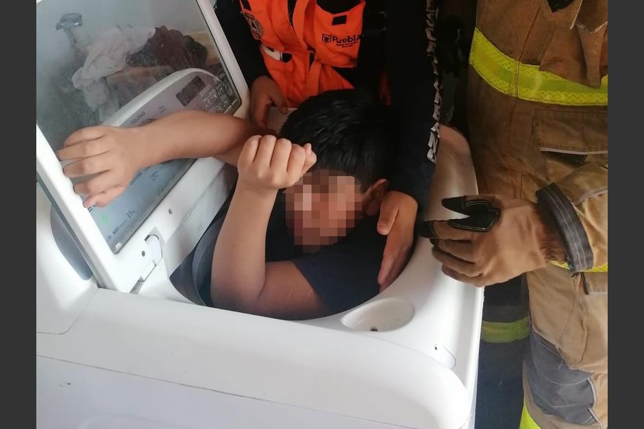 El pequeño quedó atrapado dentro de la lavadora mientras jugaba en casa. (Foto: Protección Civil Puebla)