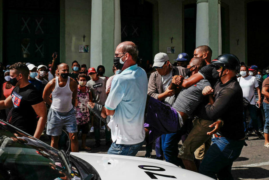 Autoridades cubanas detienen a un hombre durante protestas antigubernamentales el 11 de julio de 2021 en La Habana. (Foto: Adalberto Roque/AFP)