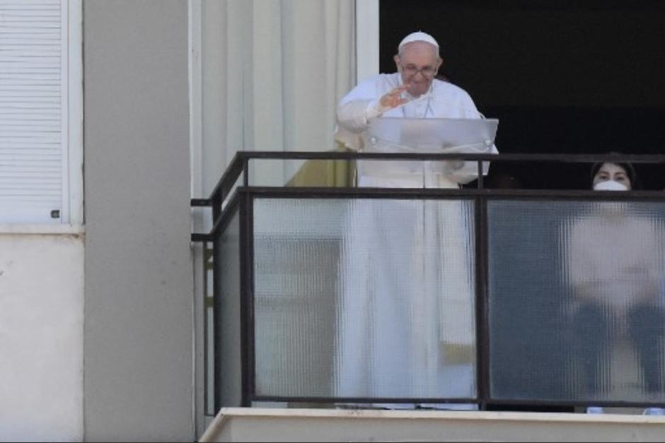 Una semana después de haber sido intervenido, el Papa Francisco se acercó al balcón de hospital para rezar el Ángelus. (Foto: AFP)