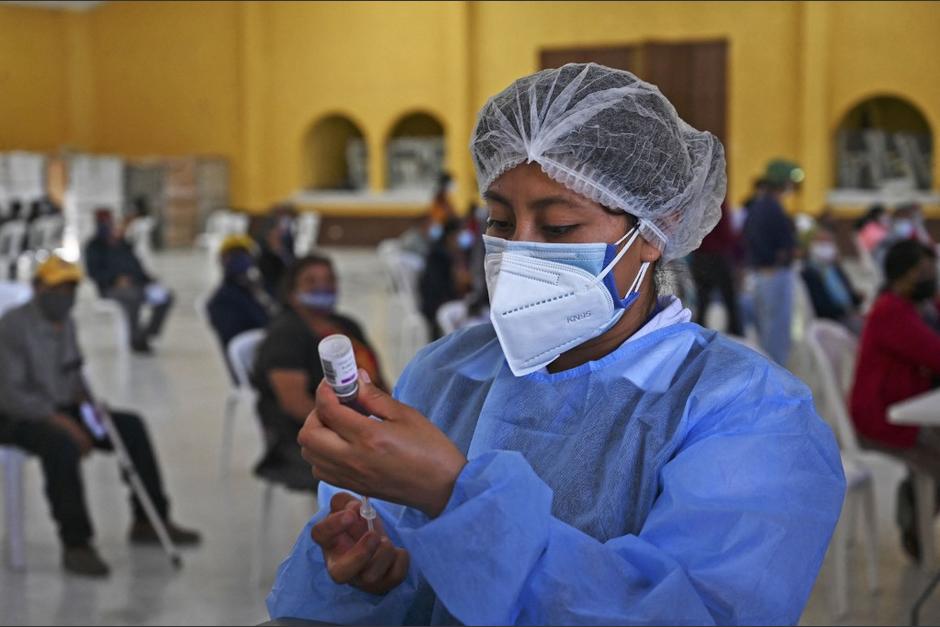 En varios grupos de WhatsApp se comparten mensajes que promueven la vacunación para mayores de 18 años. Salud rechaza estos mensajes y advierte de posibles estafas. (Foto: AFP)&nbsp;