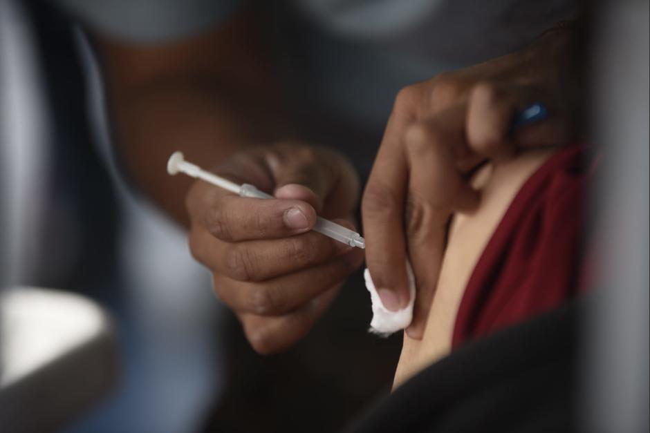 Varios guatemaltecos crearon un grupo en la red social Facebook para que las personas puedan acceder con más facilidad a la vacuna contra el Covid-19. (Foto: Wilder López/Soy502)