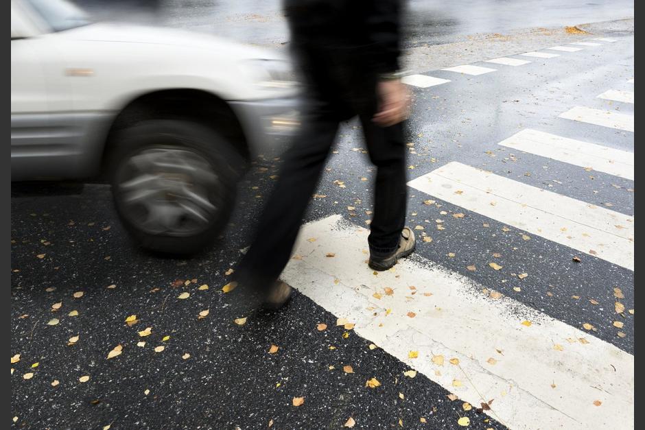 Un hombre se atraviesa una calle sin percatarse de que se aproxima un vehículo. (Foto: Ilustrativa/LaVozDigital)&nbsp;