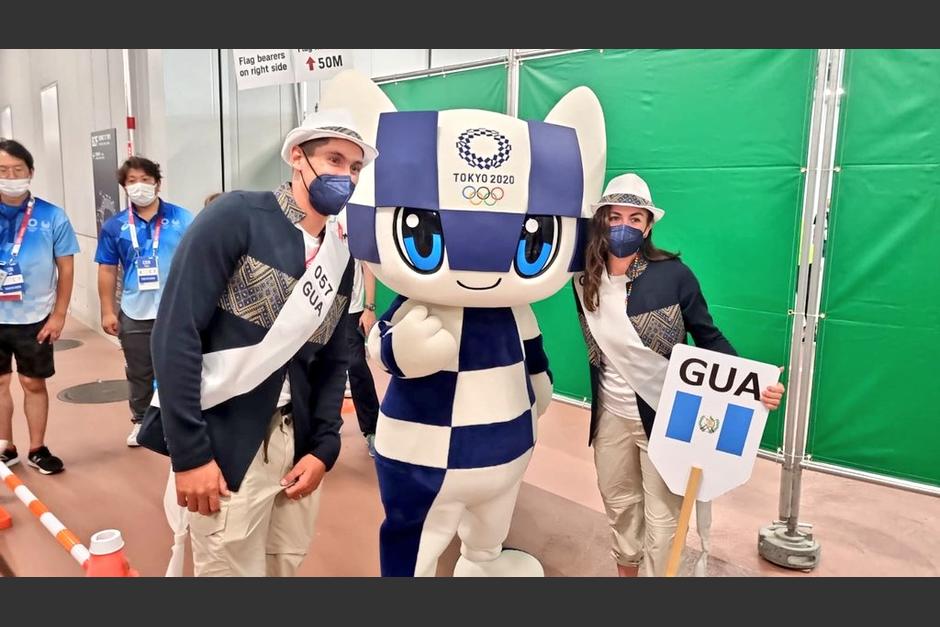 Juan Ignacio Maegli e Isabella Maegli fueron los abanderados de la delegación guatemalteca en la inauguración de los Juegos Olímpicos de Tokio 2020. (Foto: Comité Olímpico Guatemalteco)