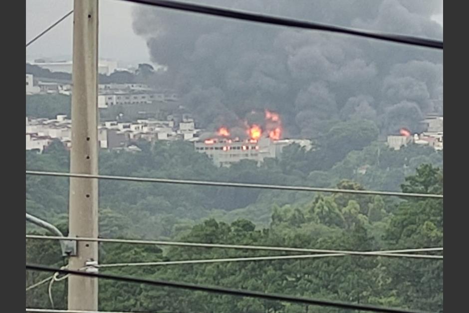 Un pavoroso incendio se registra en una fábrica de colchones conocida como Famesa en Mixco. (Foto:&nbsp;@mynorespinoza)&nbsp;