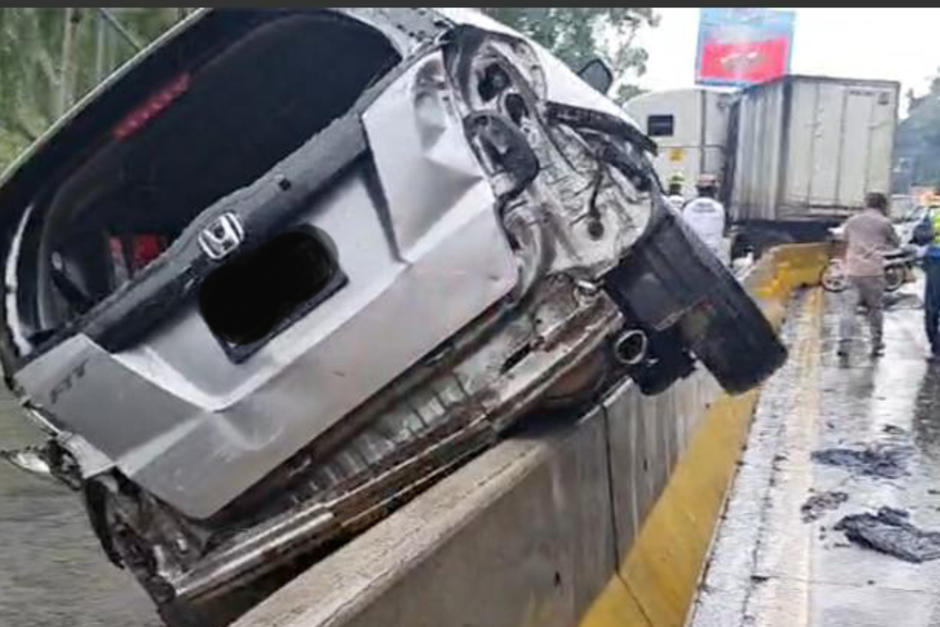 Un tráiler y un carro protagonizaron un accidente en la cuesta de Villalobos durante la tarde de este jueves 29 de julio. (Foto: Captura de video)