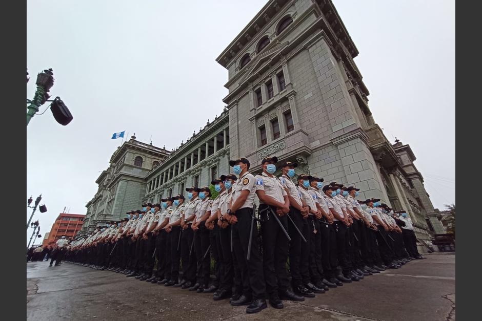 El Palacio Nacional fue rodeado por agentes de la PNC. (Foto: Wilder López/Soy502)&nbsp;