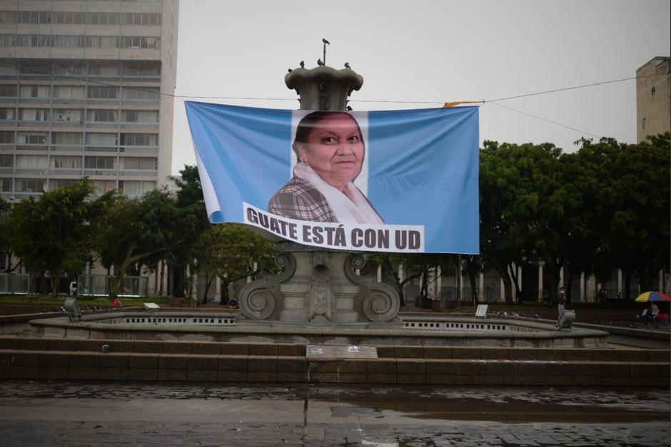 Una manta en apoyo a la Fiscal General Consuelo Porras fue colocada en el Parque de la Constitución. (Foto: Wilder López/Soy502)