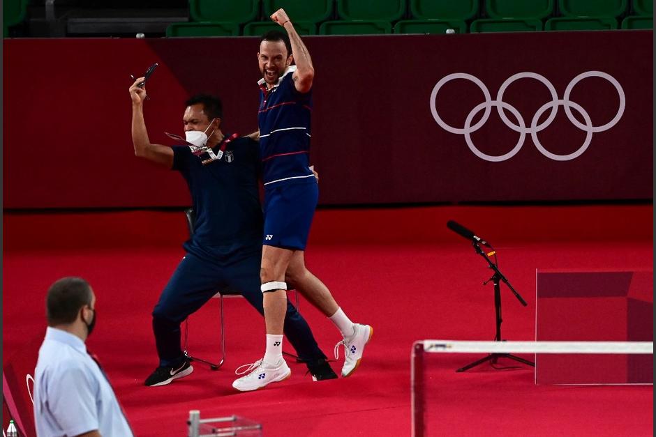 Kevin Cordón no ocultó su emoción tras su victoria y meterse entre los mejores ocho de Tokio 2020. (Foto: AFP)
