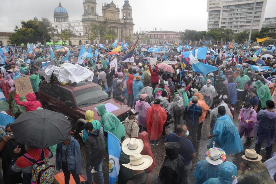 Cientos de manifestantes exigen la renuncia de Alejandro Giammattei y Consuelo Porras en la plaza central. (Foto: Wilder López/Soy502)