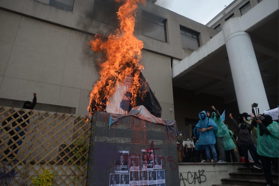 Manifestantes incendiaron una placa al frente del MP. (Foto: Wilder López/Soy502)&nbsp;