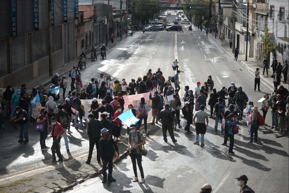 Decenas de personas bloquearon el paso al final de la Calle Martí e inicio del Anillo Periférico. (Foto: Wilder López/Soy502