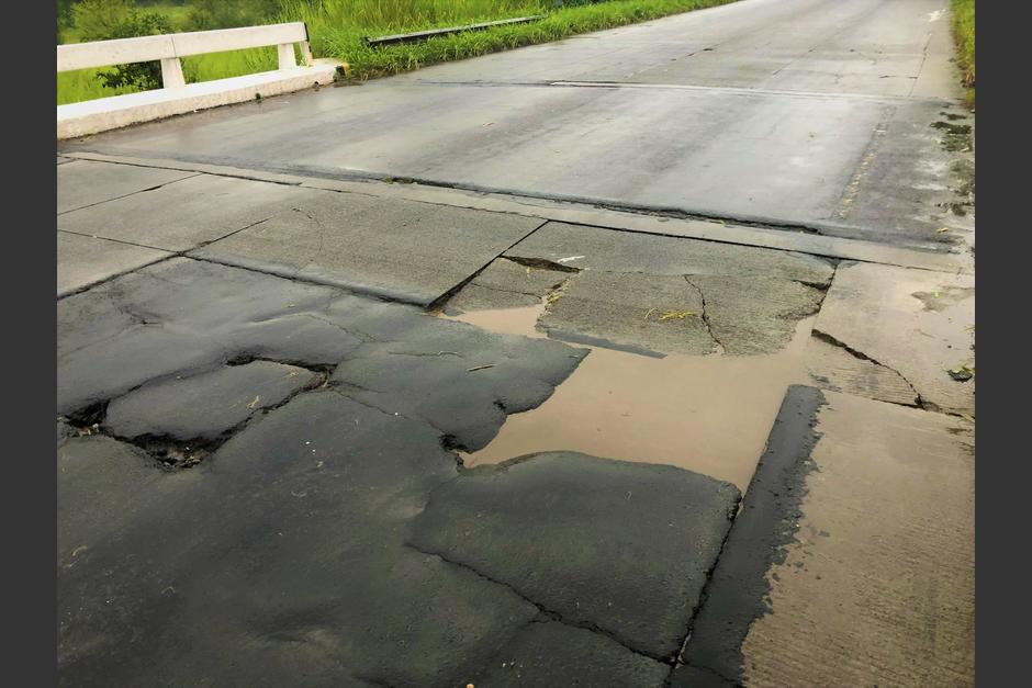 La autopista Escuintla-Puerto Quetzal se encuentra deteriorada y el invierno empeora la situación. (Foto:&nbsp;Lesly Hernández/Soy502)
