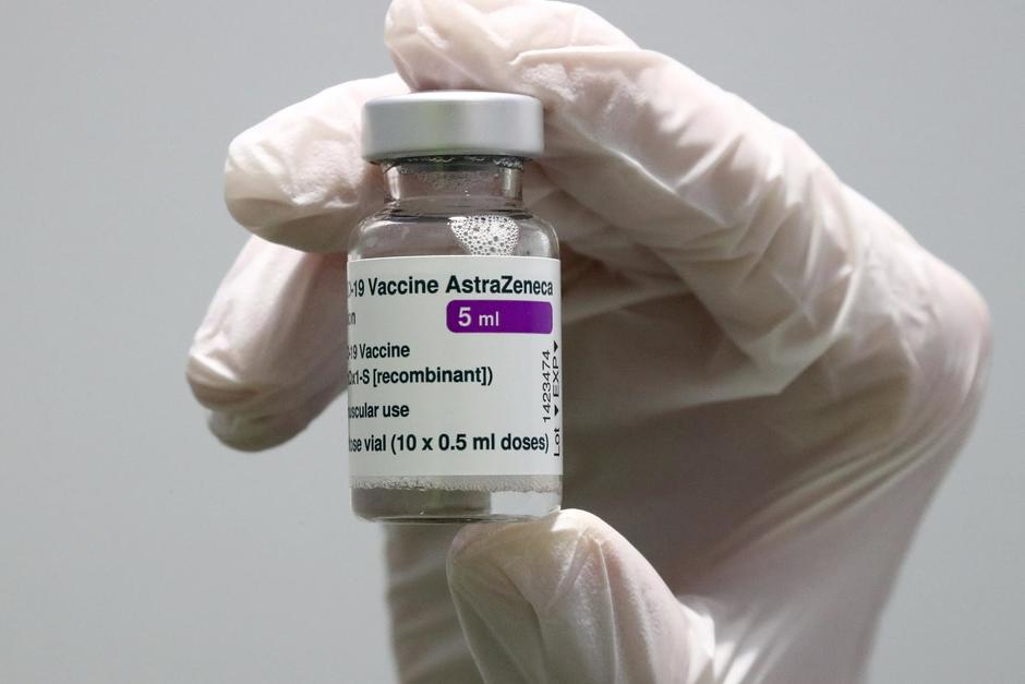 La vacuna AstraZeneca sigue en constante estudio y observación por parte de especialistas. (Foto: AP News)
