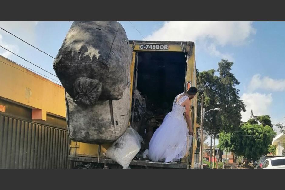 El hombre con un vestido de novia se moviliza en un camión del servicio de extracción de basura en la zona 5. (Foto: Cortesía/Catalina Molina)&nbsp;