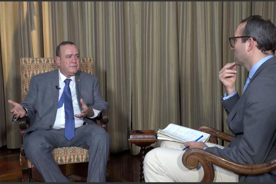 El presidente Alejandro Giammattei en entrevista con la agencia internacional Reuters. (Foto: Captura de pantalla)