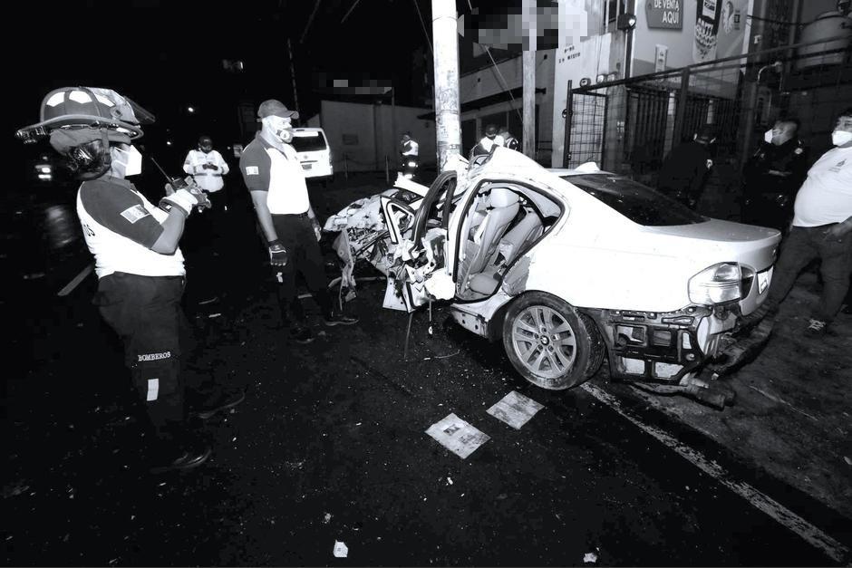 El automóvil quedó destrozado tras el fatal accidente que cobró la vida del conductor. (Foto: Bomberos Voluntarios)