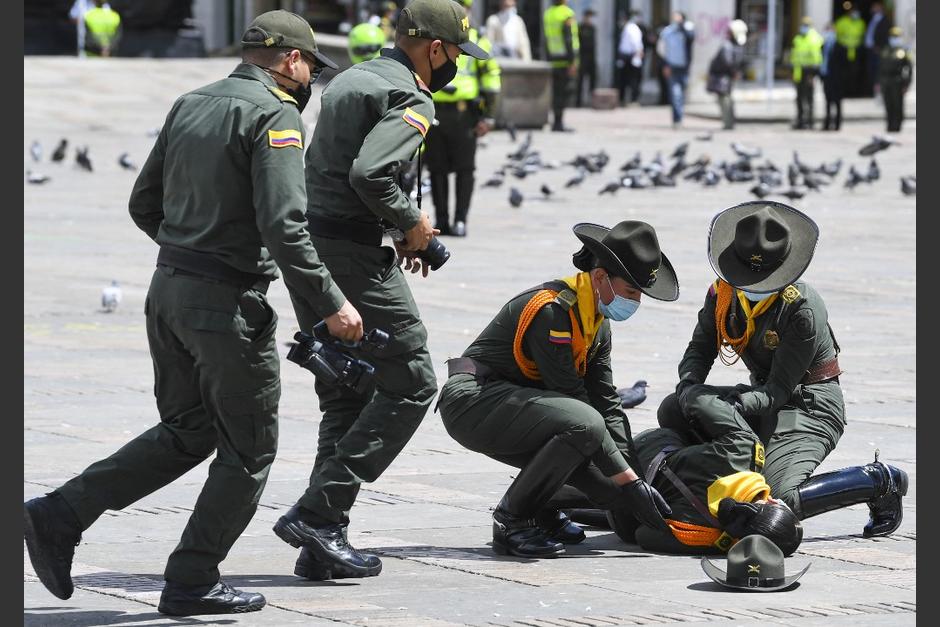 Enfrentamiento violento entre policías y manifestantes en Colombia previo a encuentro deportivo. (Foto: AFP)
