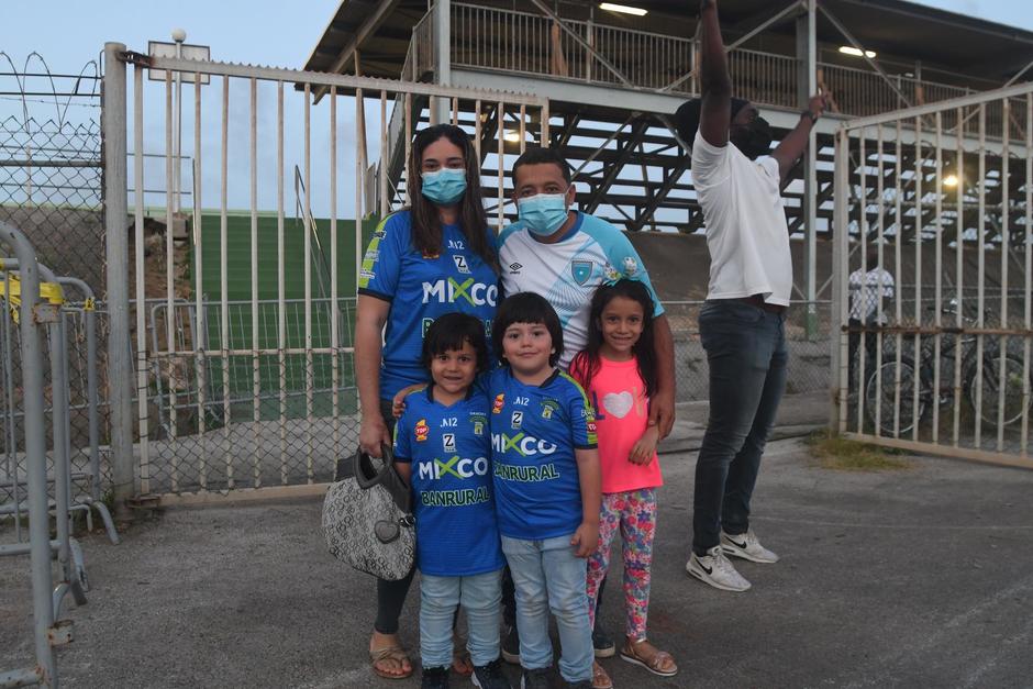 La familia Rosales Calderón llegó para apoyar a la selección que se enfrenta a Curazao. (Foto: Pedro Pablo Mijangos/Nuestro Diario Enviado Especial)