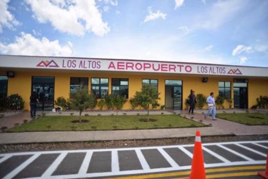 Argueta indica que las vallas están dentro de las instalaciones del Aeropuerto de Quetzaltenango. (Foto: Francis Argueta)