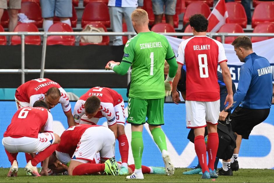 Christian Eriksen, jugador de Dinamarca, se desplomó en pleno partido y tuvo que ser reanimado. La UEFA informó sobre su estado de salud. (Foto: AFP)