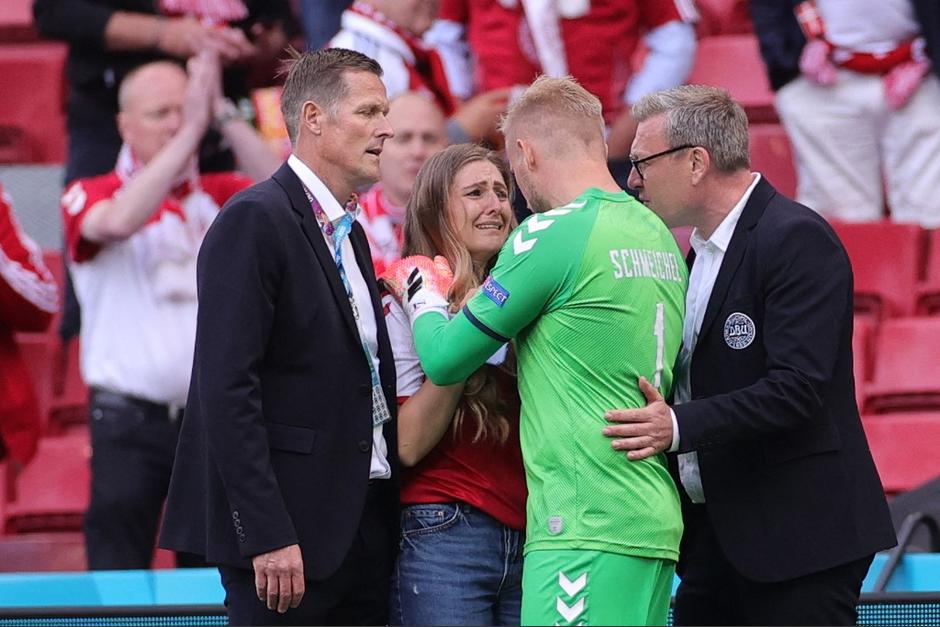La esposa de Christian Eriksen vivió momentos dramáticos tras el desplome del jugador en pleno partido. (Foto: AFP)