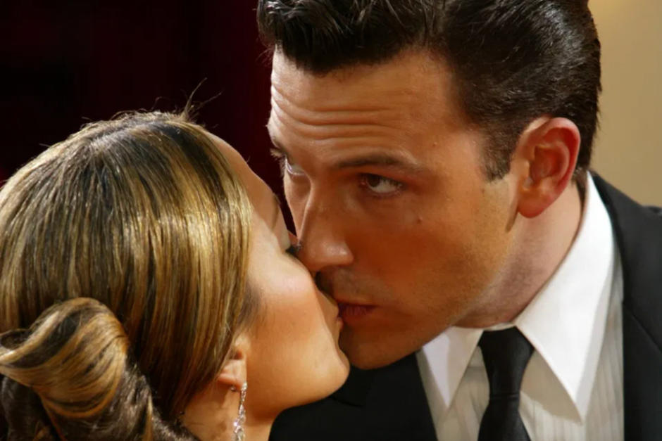 Jennifer López y Ben Affleck fueron sorprendidos besándose. (Foto: AFP)
