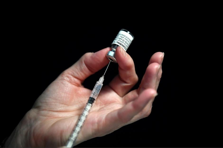Expertos aseguran que dos dosis de vacunas anticovid es más eficaz. (Foto: AFP)