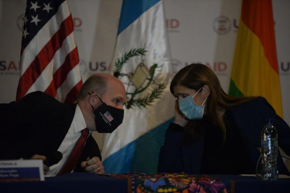 El embajador de EE.UU. en Guatemala, William Popp, junto con la administradora de Usaid, Samantha Power, en conferencia de prensa. (Foto: Wilder López/Soy502)