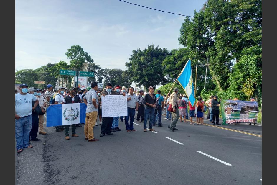 Los militares en situación de retiro bloquean varias carreteras y accesos a puertos y aeropuertos en Guatemala. (Foto: Stereo100)&nbsp;