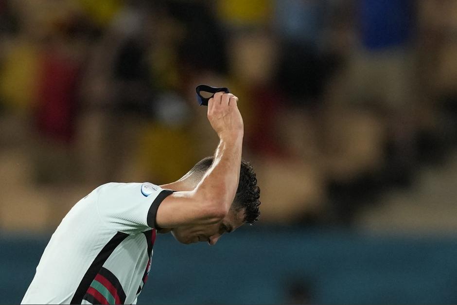 El jugador de la Juventus tiró el brazalete de capitán al salir del terreno de juego. (Foto: AFP)&nbsp;