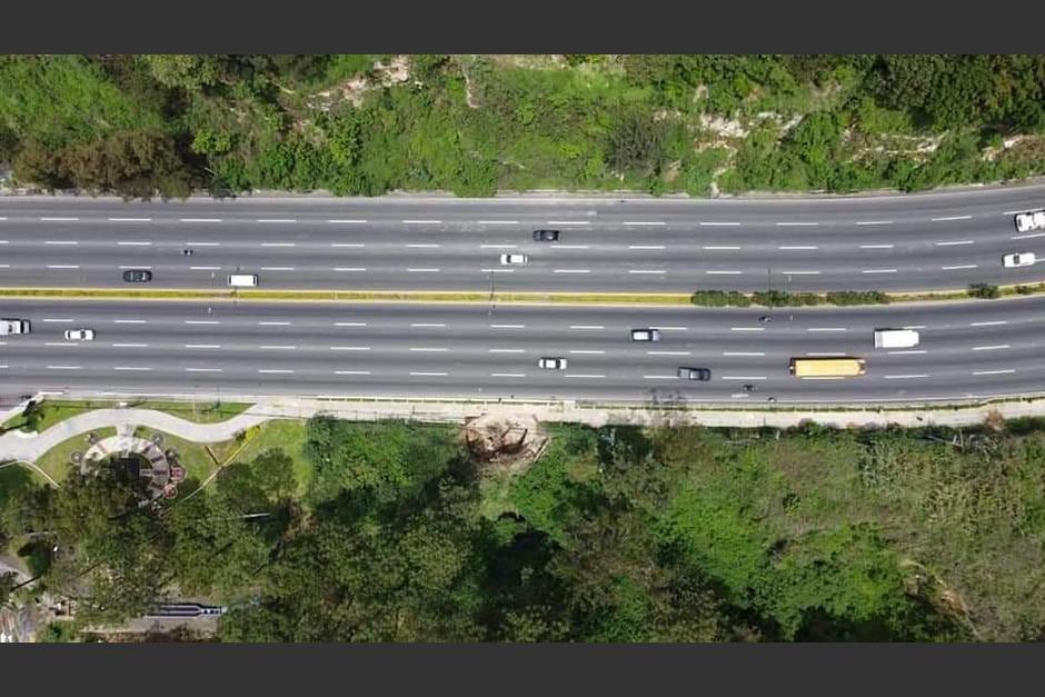 El hundimiento provoca el cierre de carriles de forma preventiva. (Foto: Conred)&nbsp;