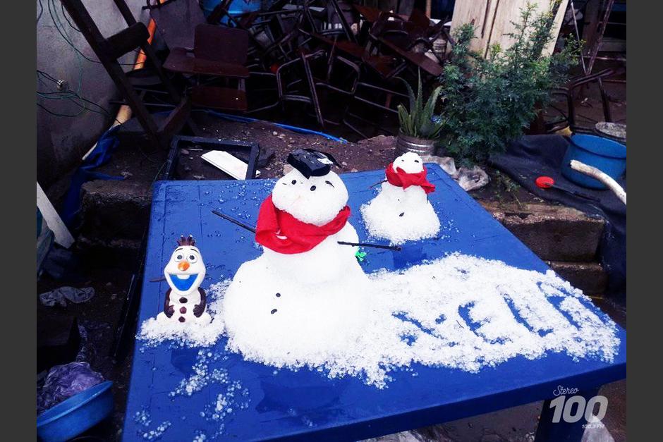 Vecinos de Quetzaltenango fueron sorprendidos por una fuerte granizada este lunes 28 de junio. (Foto:&nbsp;Chely Mac/Stereo100Noticias)