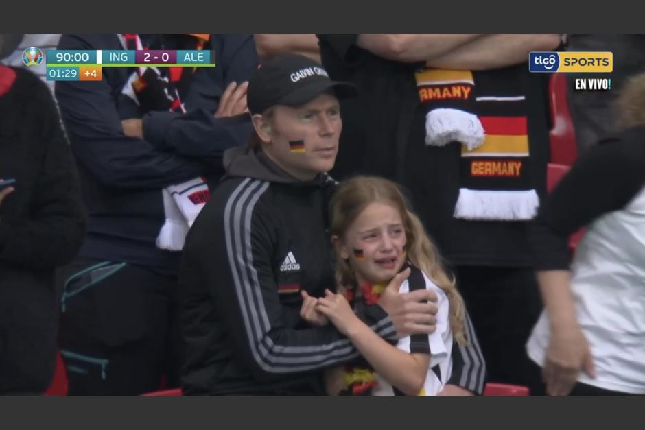 La niña es consolada por su padre en los graderíos del estadio de Wembley tras la eliminación de Alemania de la Eurocopa. (Captura Video)