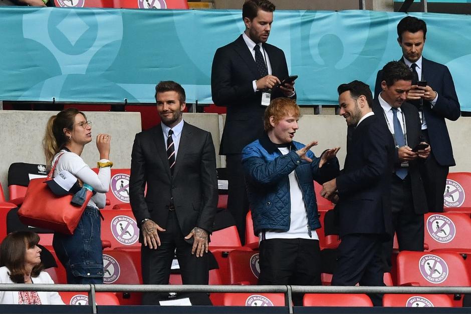 Beckham y Edd Sherean viendo el partido de Inglaterra vs Alemania. (Foto: AFP)