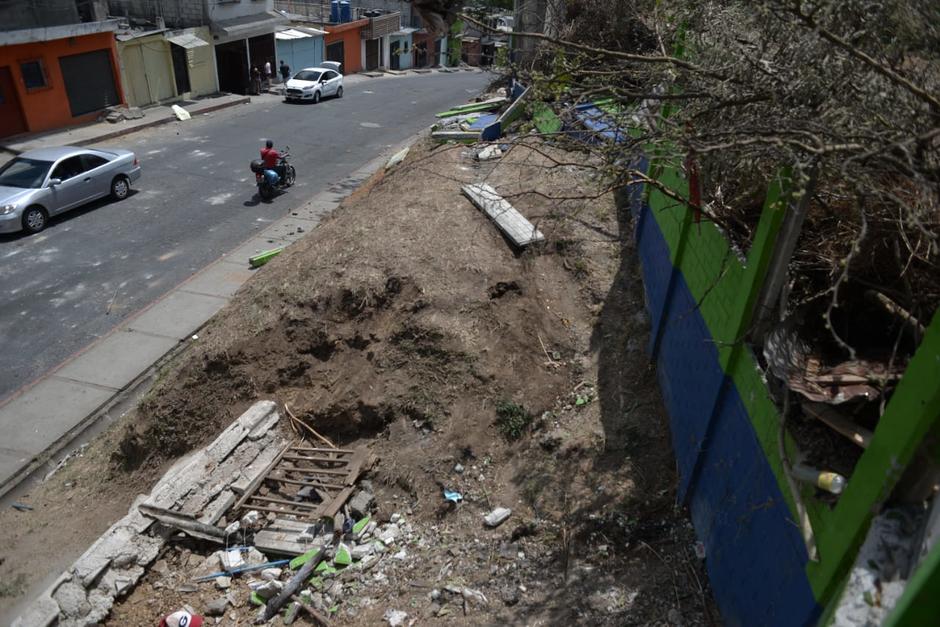 Supuestos invasores abrieron un boquete en la pared perimetral de Nimajuyú, zona 21, para ingresar al condominio. (Foto: Wilder López/Soy502)