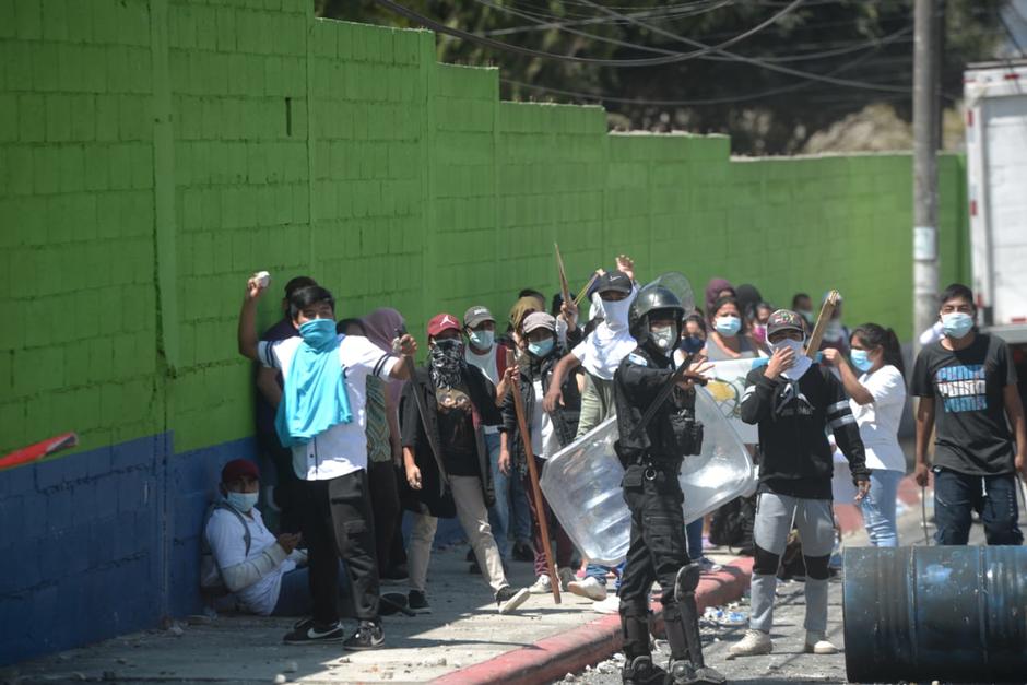 Alrededor de 17 personas resultaron heridas durante los disturbios que se produjeron en Nimajuyú, zona 21. (Foto: Wilder López/Soy502)