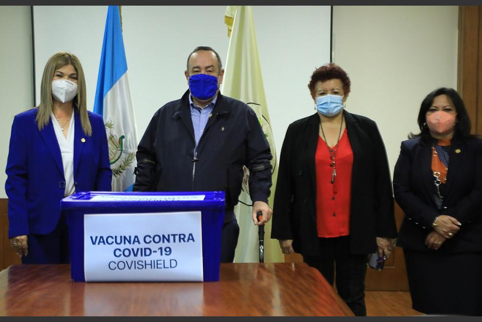 El Gobierno entregó 5 mil vacunas al IGSS este miércoles 3 de marzo. El presidente del Seguro Social dijo que es una cantidad insuficiente. (Foto: Gobierno de Guatemala)