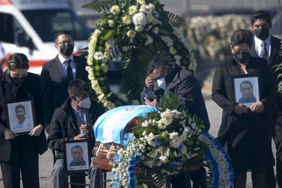 Los familiares de los guatemaltecos masacrados en México recibieron este viernes 12 de marzo los cuerpos. (Foto: Johan Ordóñez/AFP)