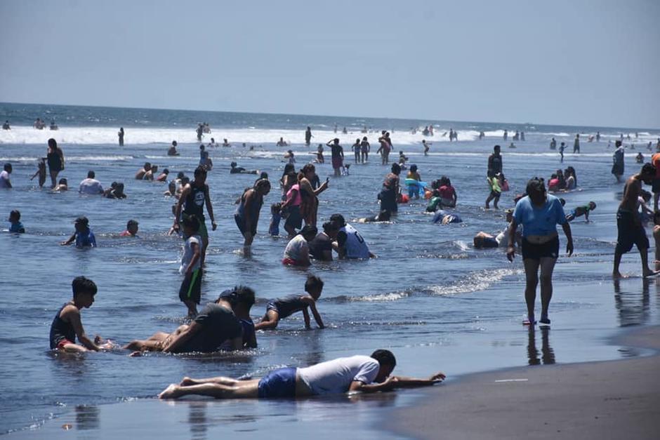 Cientos de personas acudieron este fin de semana a las playas del Pacífico. (Foto: San José Total/Facebook)&nbsp;