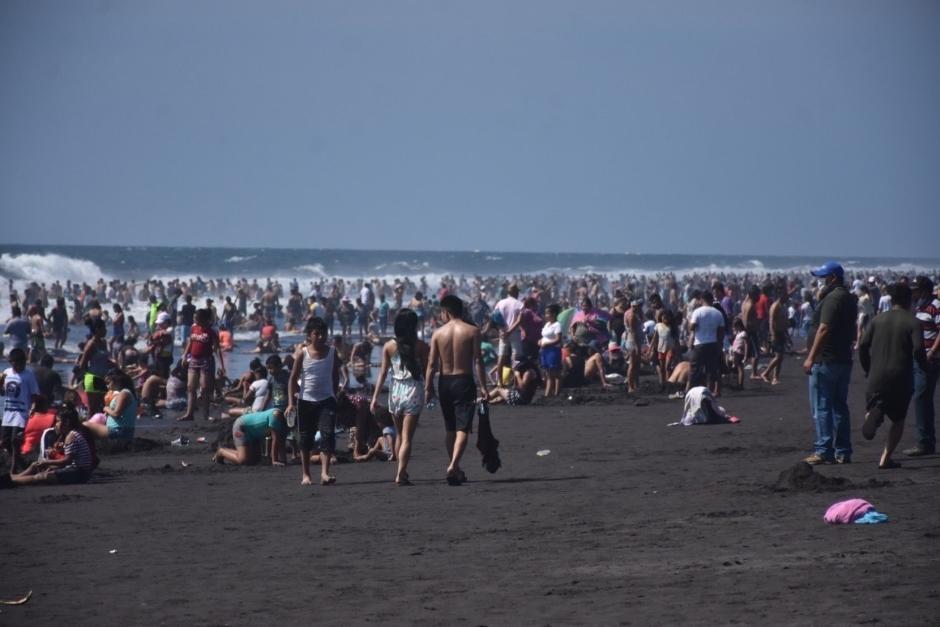 Cientos de guatemaltecos abarrotaron las playas durante este fin de semana. (Foto:&nbsp;San José Total/Facebook)