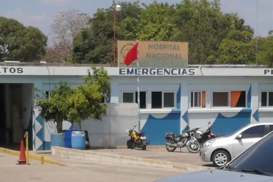 En el Hospital de Chiquimula se colocó una bandera roja. (Foto: Facebook)&nbsp;