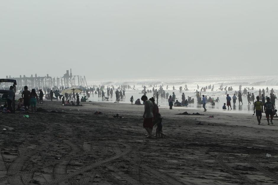 La restricción de aforo en las playas inició este viernes, pero no se ha respetado. (Foto: Pampichi News)