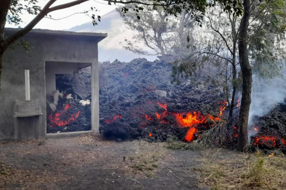 El flujo de lava del volcán Pacaya destruyó una vivienda que servía de monitoreo (Foto: Conred)&nbsp;